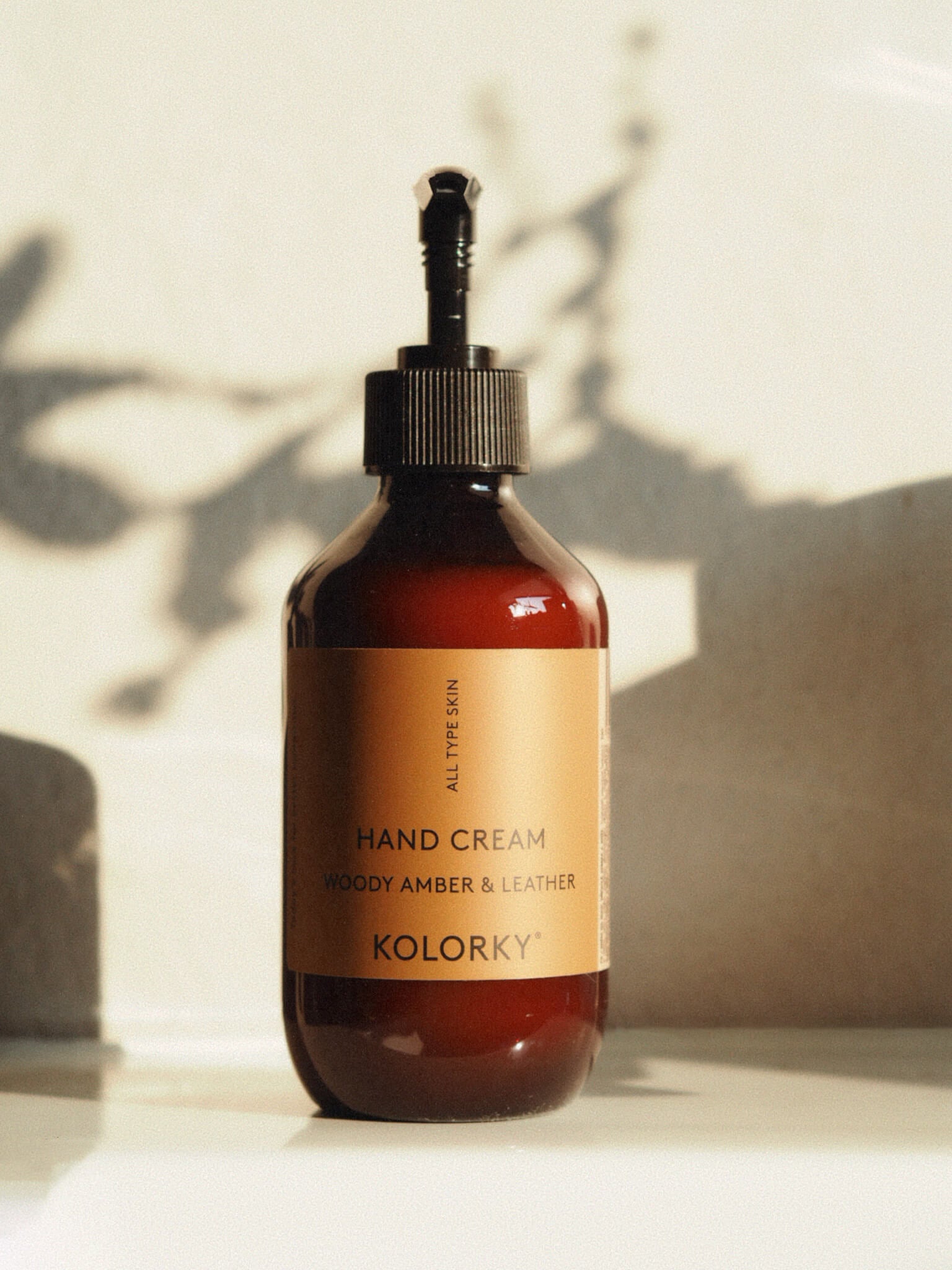 KÉZKRÉM, fás borostyán és bőr illattal, 270 ml